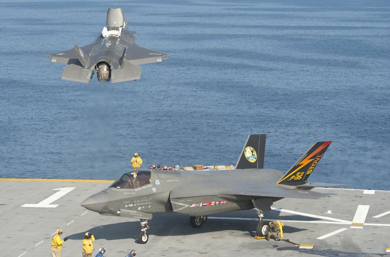 Ngày 14/8, tiêm kích tàng hình F-35B của Hải quân Mỹ đã tiến hành bay thử nghiệm mở rộng trên biển lần 2 trên tàu đổ bộ đa năng USS Wasp (LHD1). F-35B là biến thể dành cho Lính thủy Đánh bộ Mỹ thiết kế với khả năng cất cánh đường băng ngắn và hạ cánh thẳng đứng. Biến thể này phù hợp hoạt động trên tàu đổ bộ có boong phóng máy bay nhỏ hoặc tàu sân bay hạng nhẹ hoặc sân bay dã chiến có đường băng ngắn.